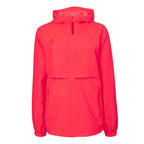 Regenjas unisex in roze – foto 5 – gedragen door dame