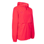 Regenjas unisex in roze – foto 6 – gedragen door dame